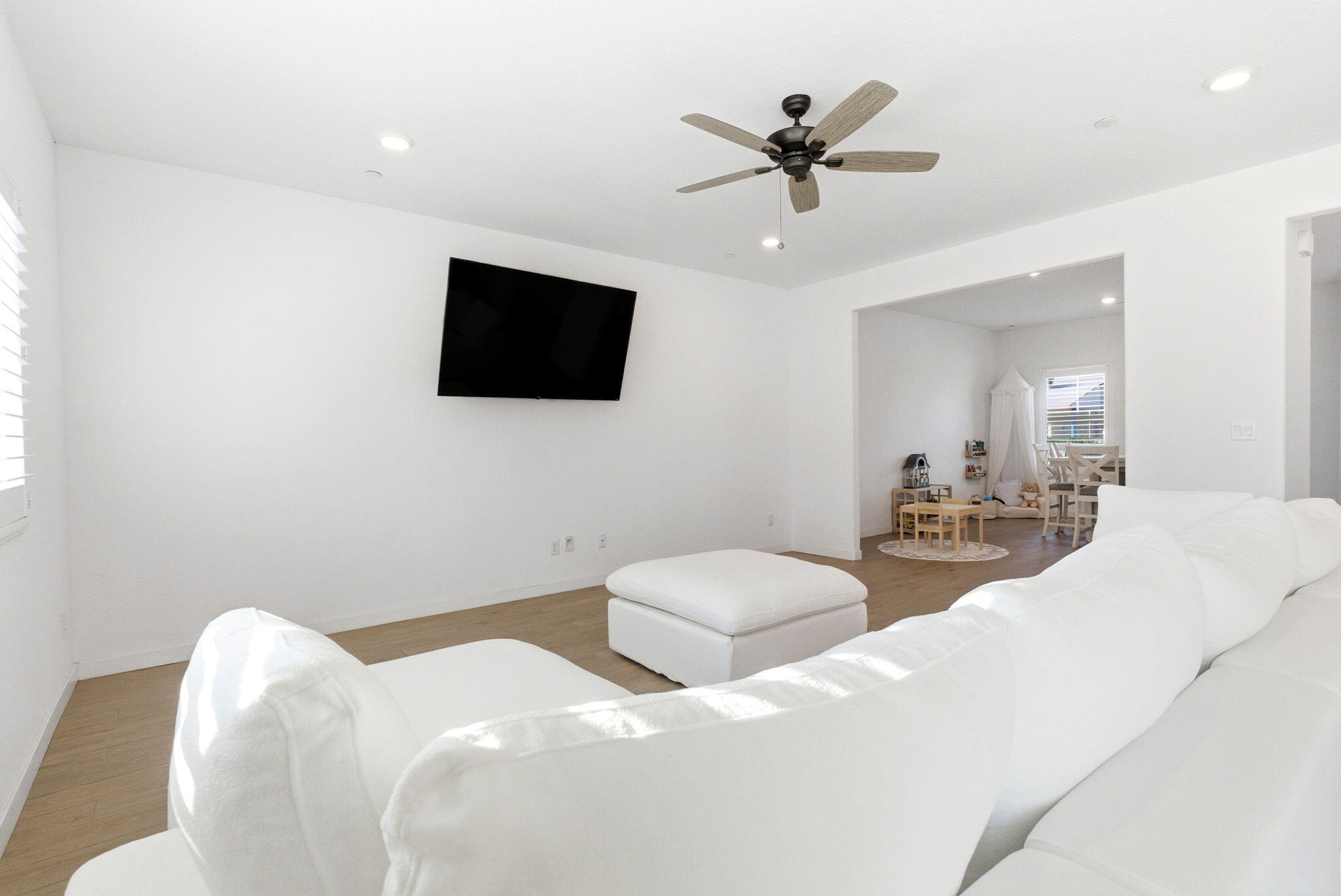 2459 W Hampton Dr, Hanford, CA 93230