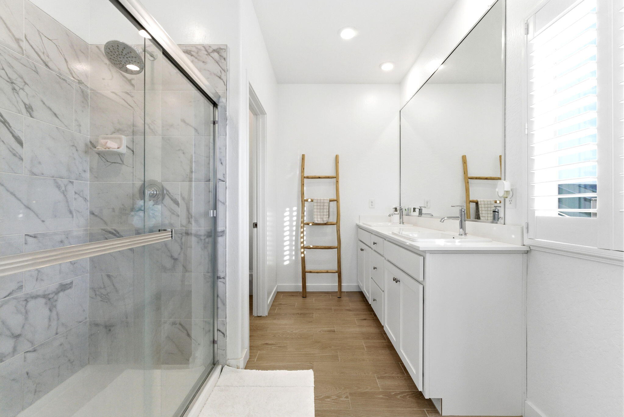 2459 W Hampton Dr, Hanford, CA 93230