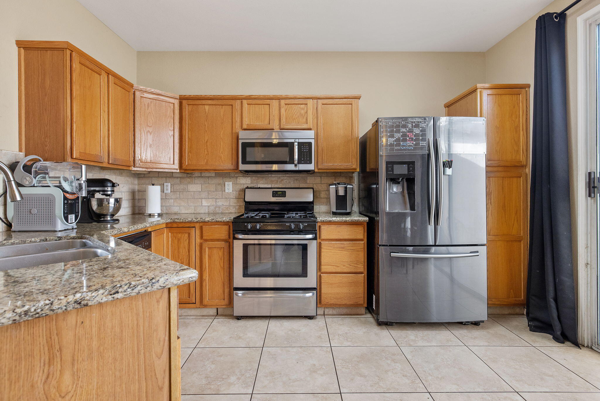 990 Northstar Dr, Hanford, CA 93230