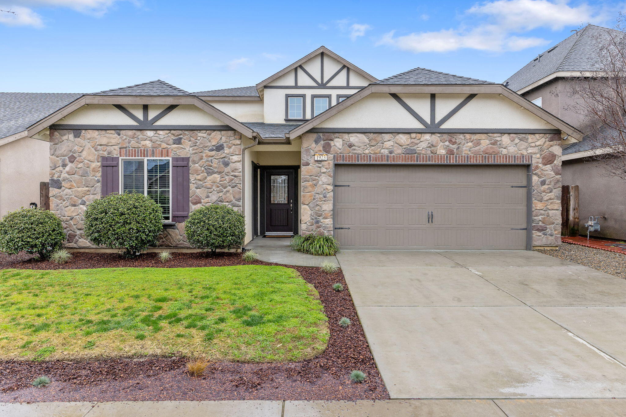 1923 W Humboldt Dr, Hanford, CA 93230