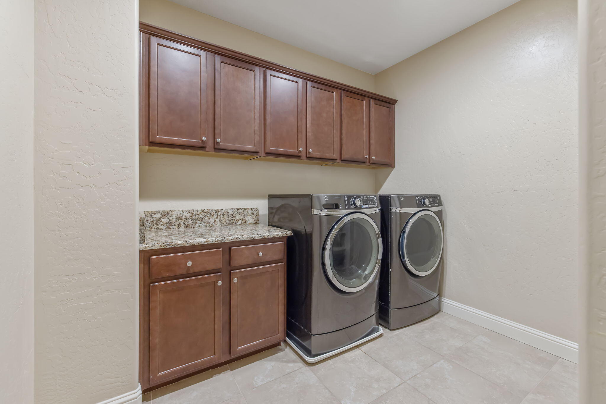 1923 W Humboldt Dr, Hanford, CA 93230