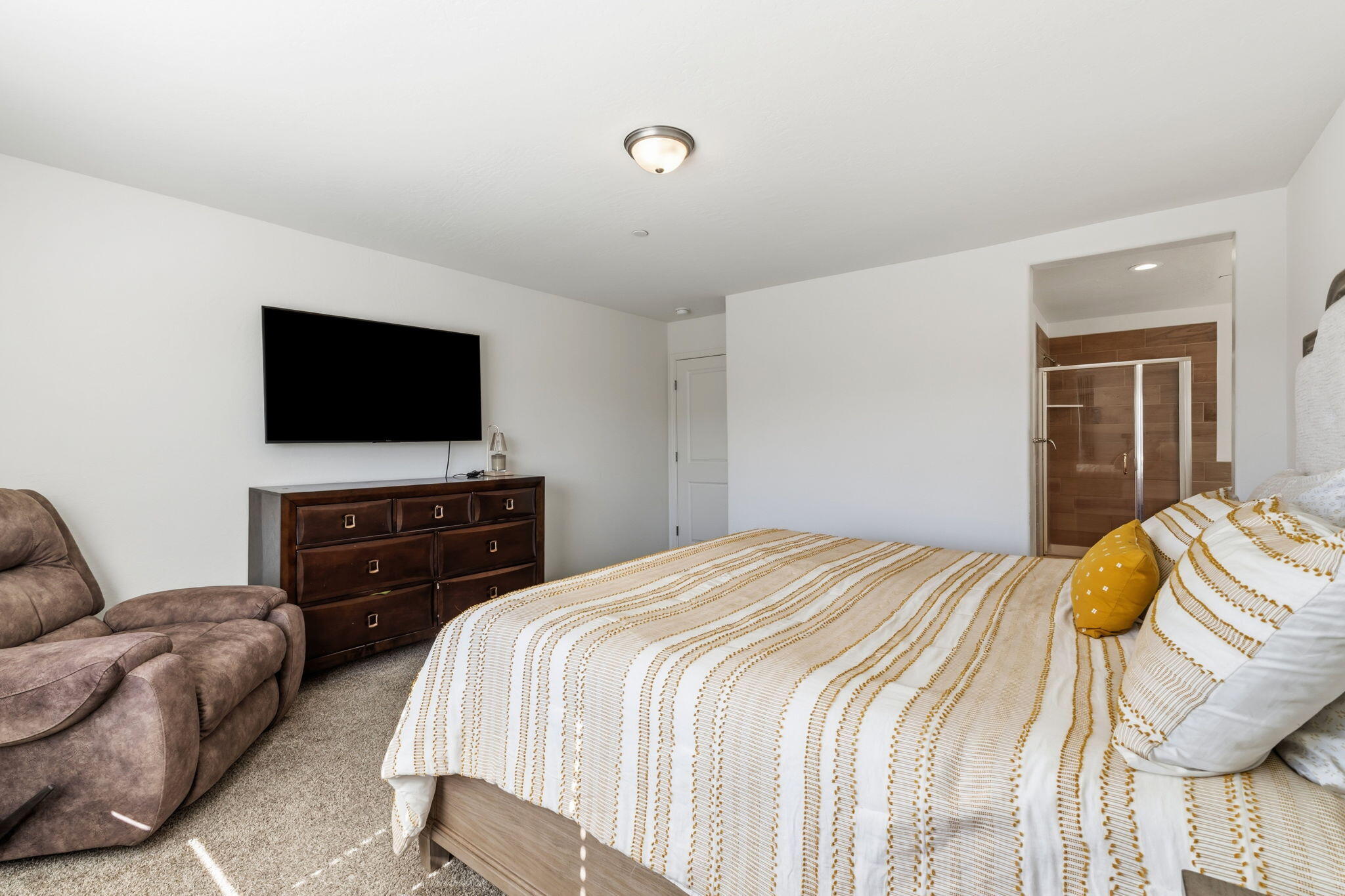 2131 W Ambassador Way, Hanford, CA 93230