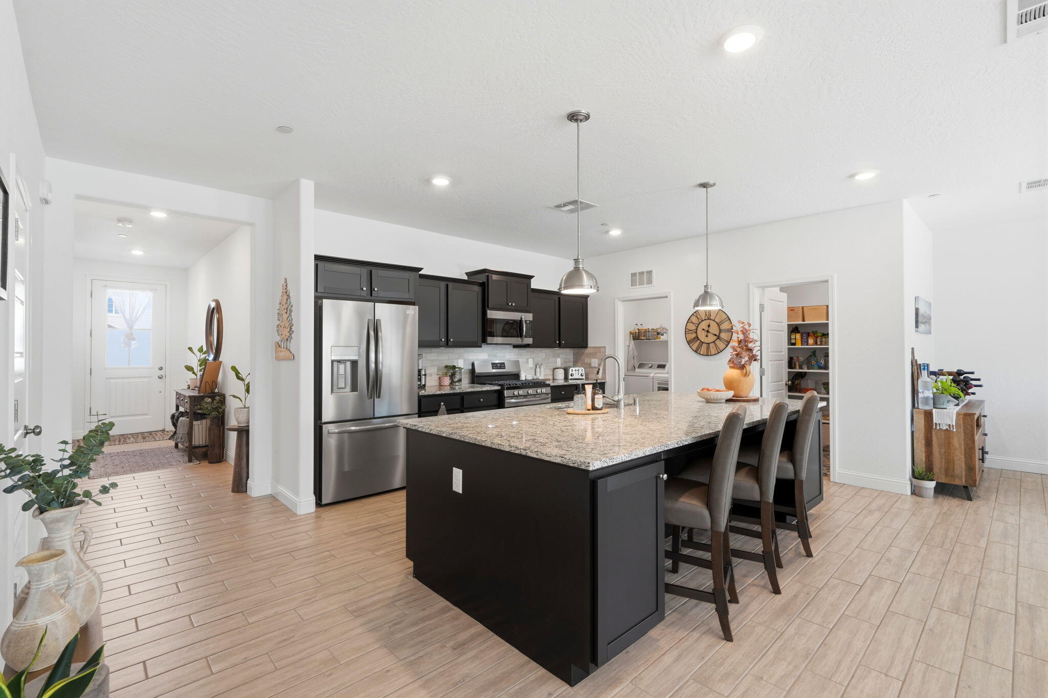 2587 W Heather Ln, Hanford, CA 93230