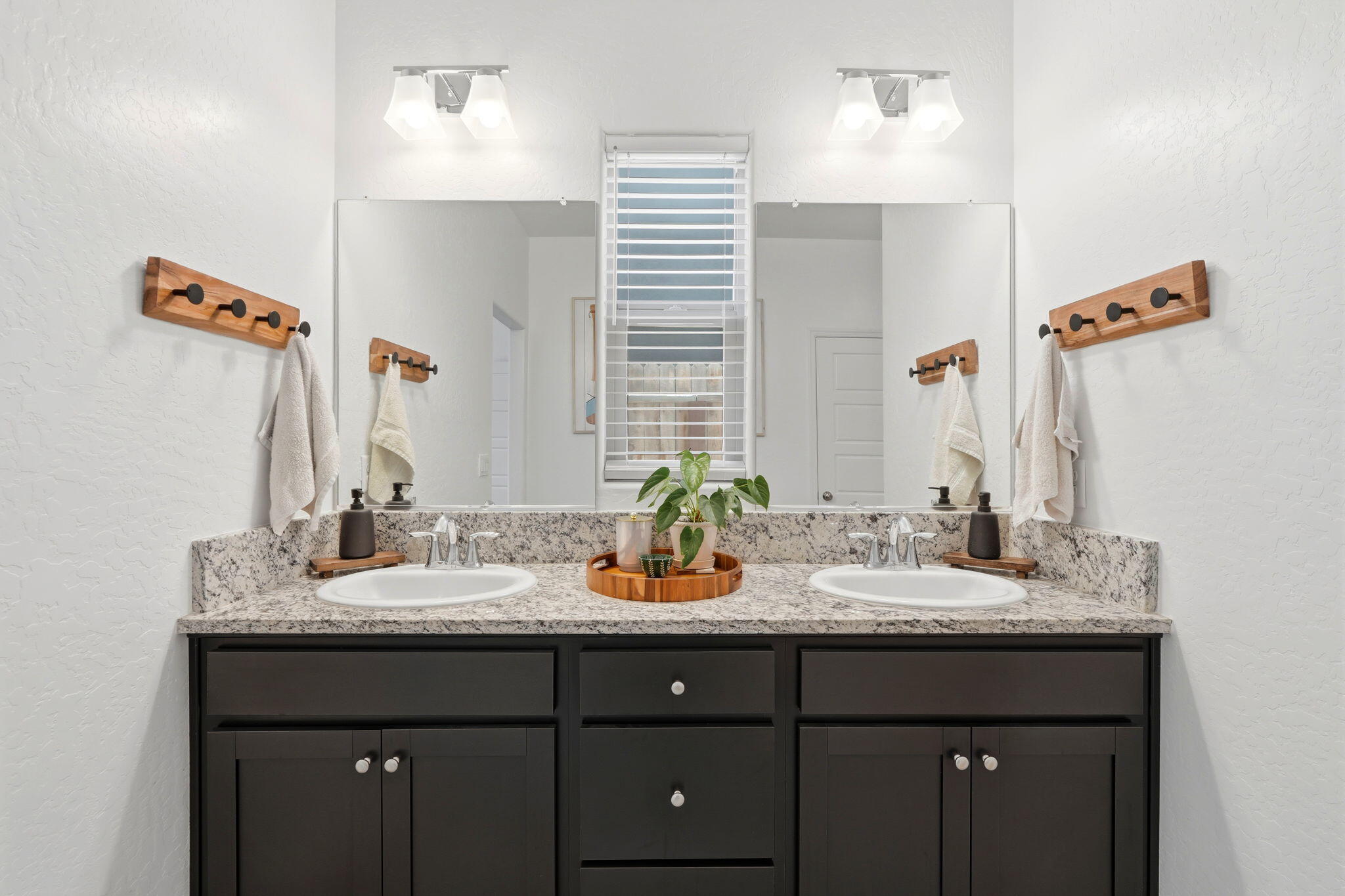 2587 W Heather Ln, Hanford, CA 93230