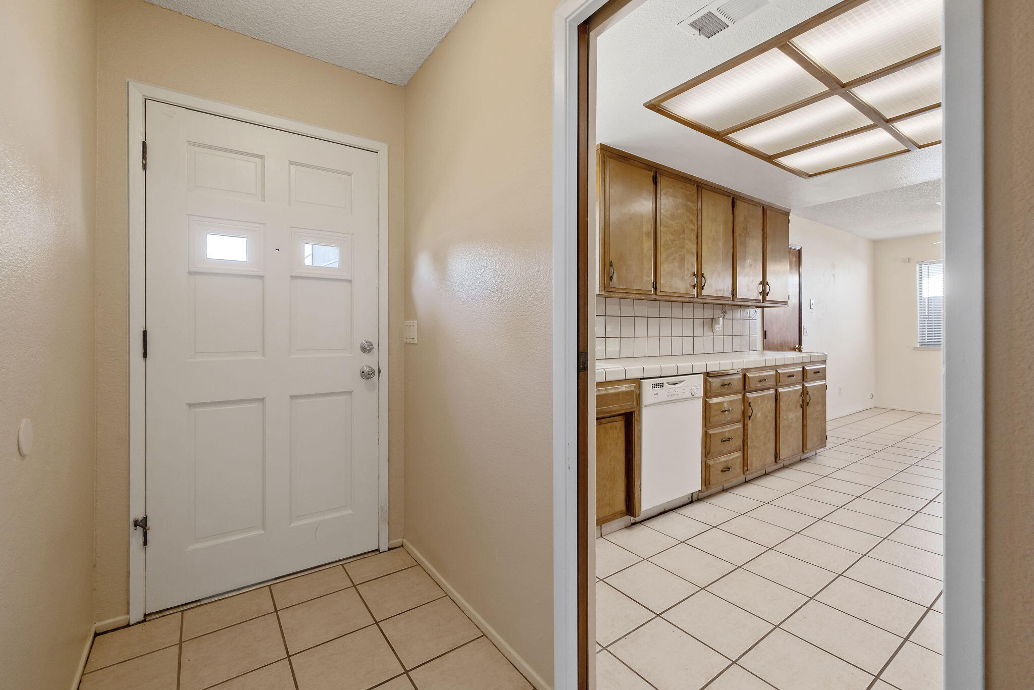 883 Clover Ln, Hanford, CA 93230