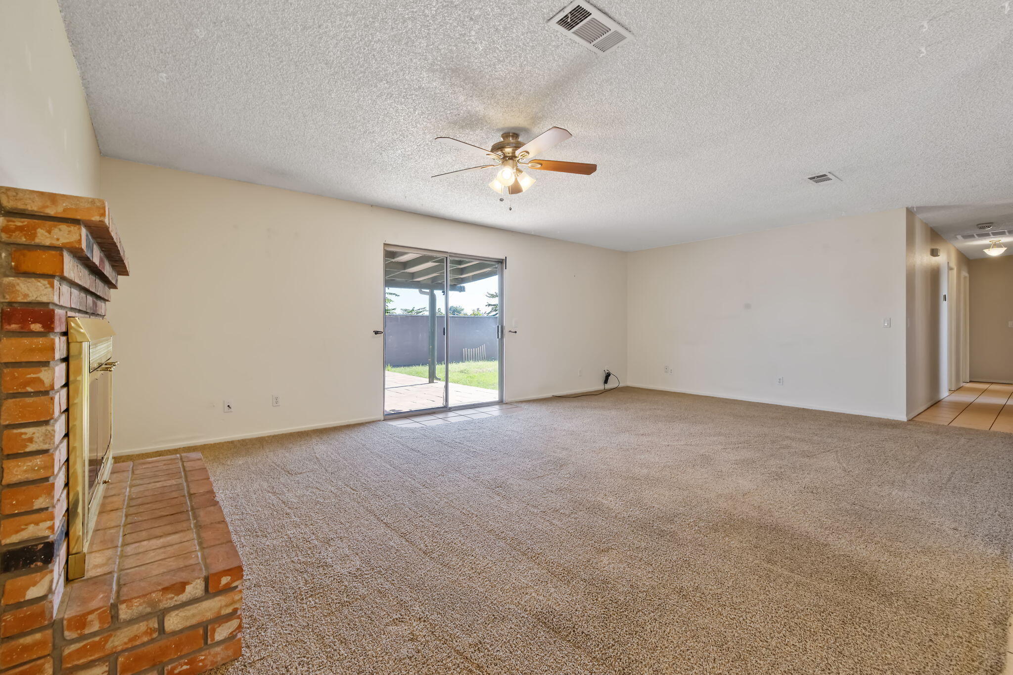 883 Clover Ln, Hanford, CA 93230