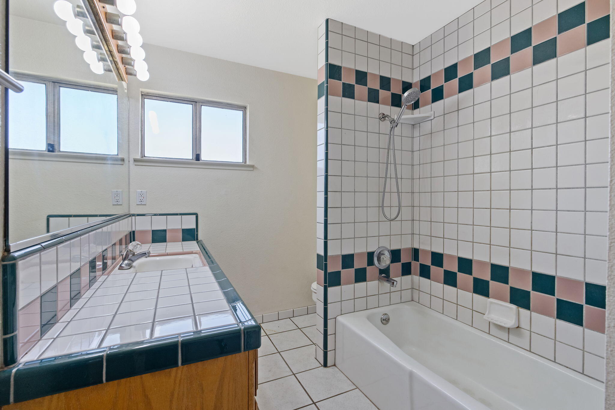 883 Clover Ln, Hanford, CA 93230