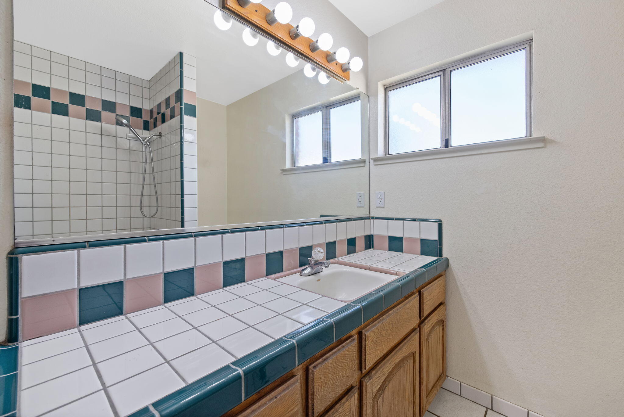 883 Clover Ln, Hanford, CA 93230