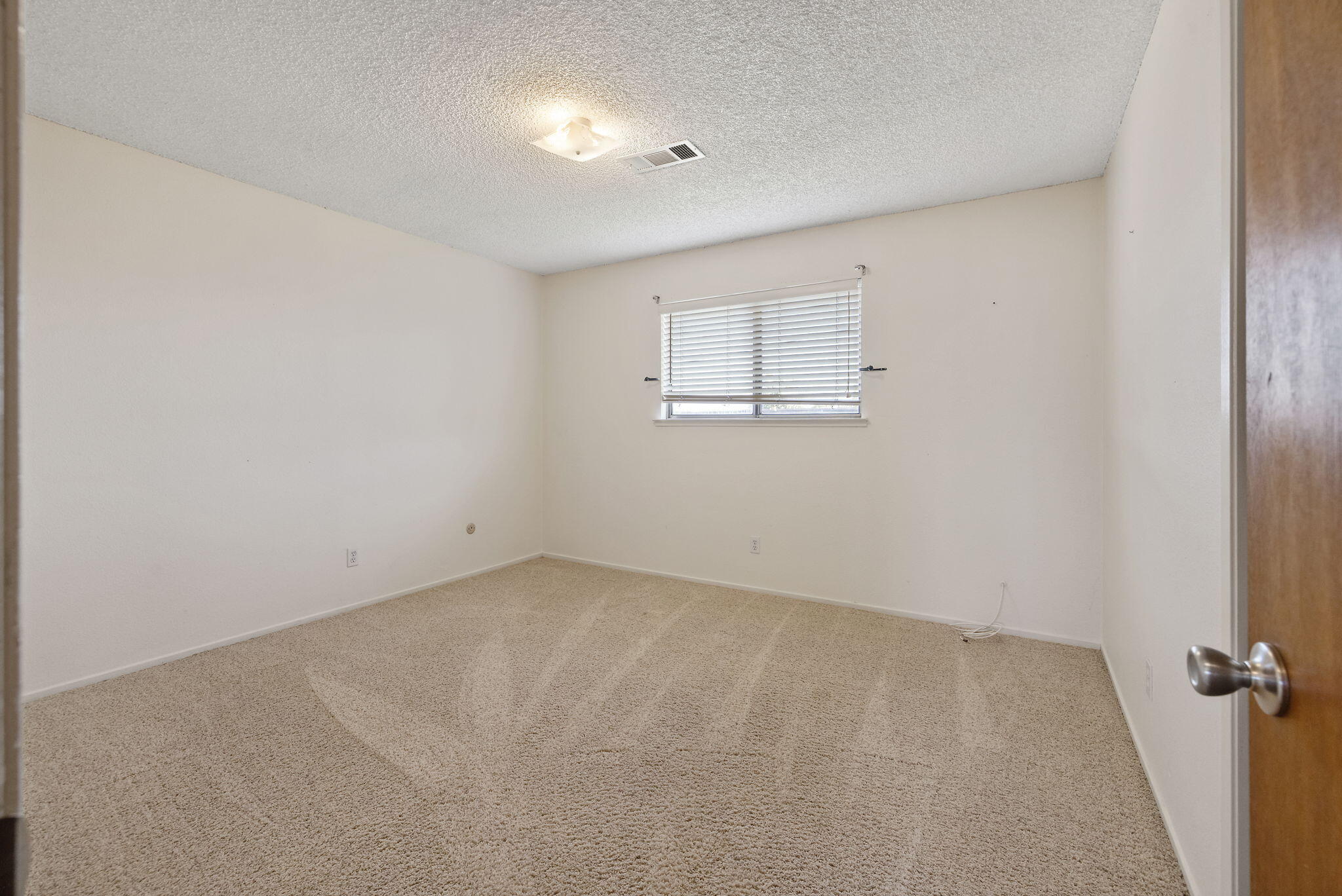 883 Clover Ln, Hanford, CA 93230