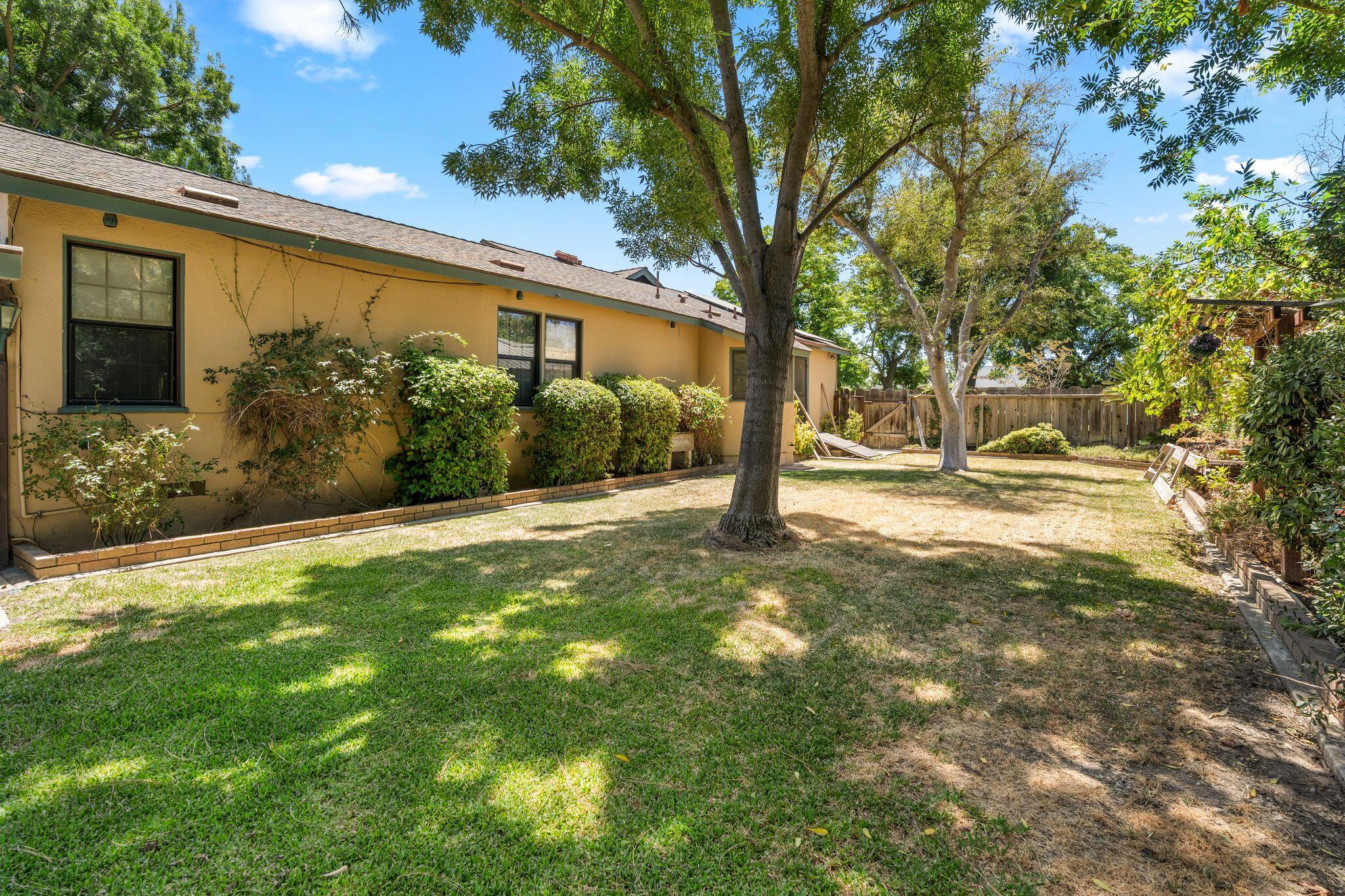 202 W Terrace Dr, Hanford, CA 93230