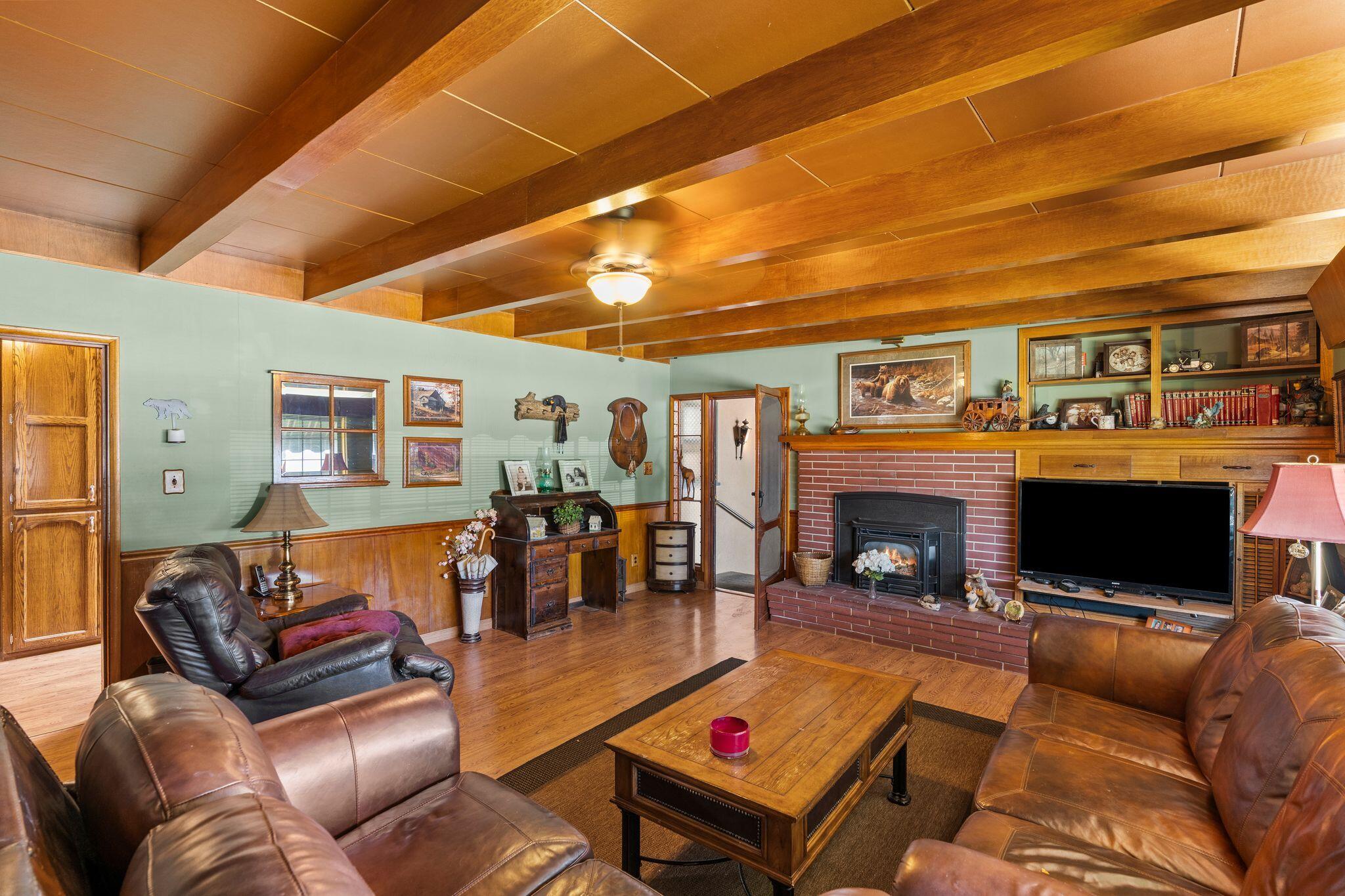 202 W Terrace Dr, Hanford, CA 93230
