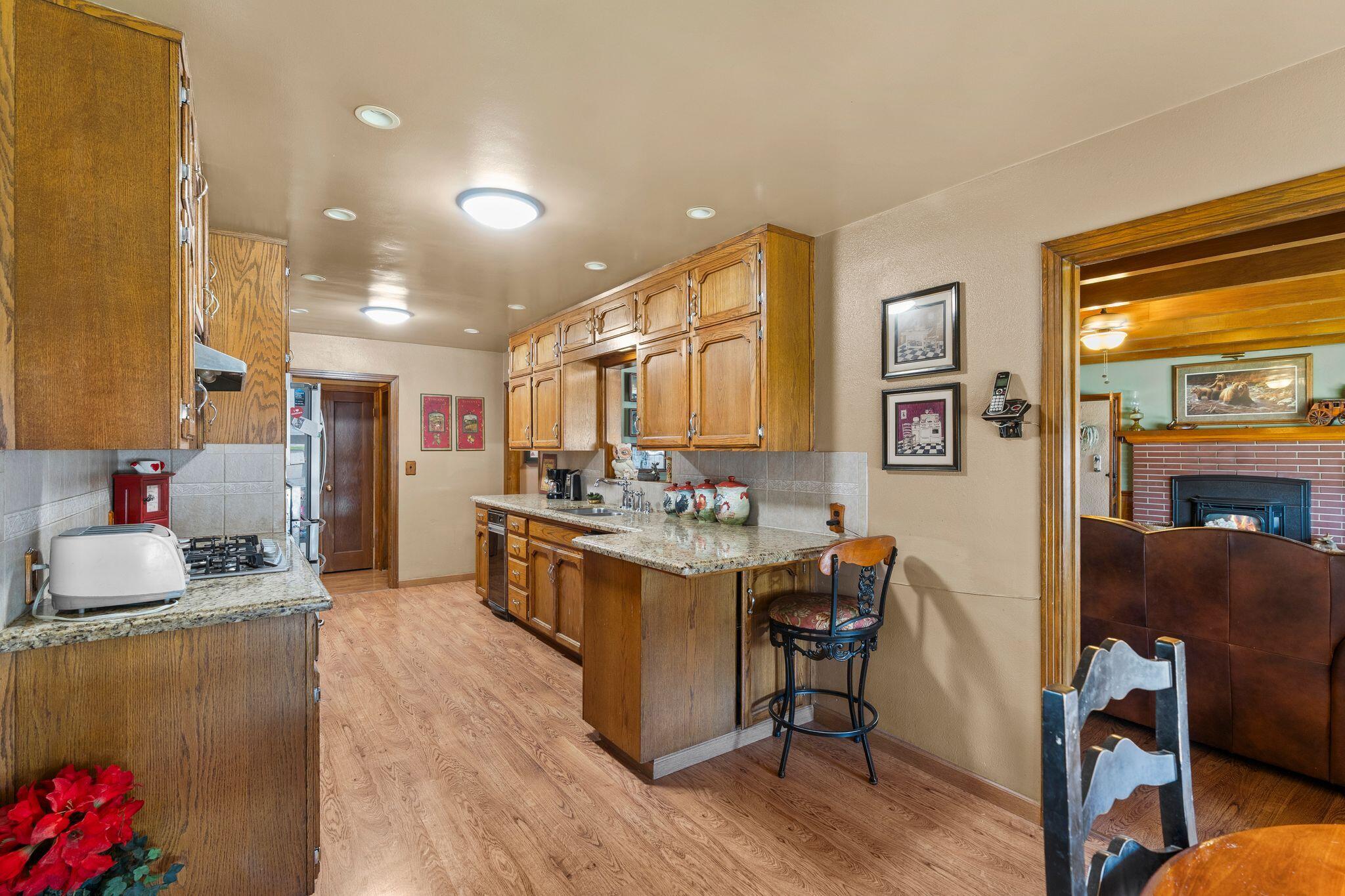 202 W Terrace Dr, Hanford, CA 93230